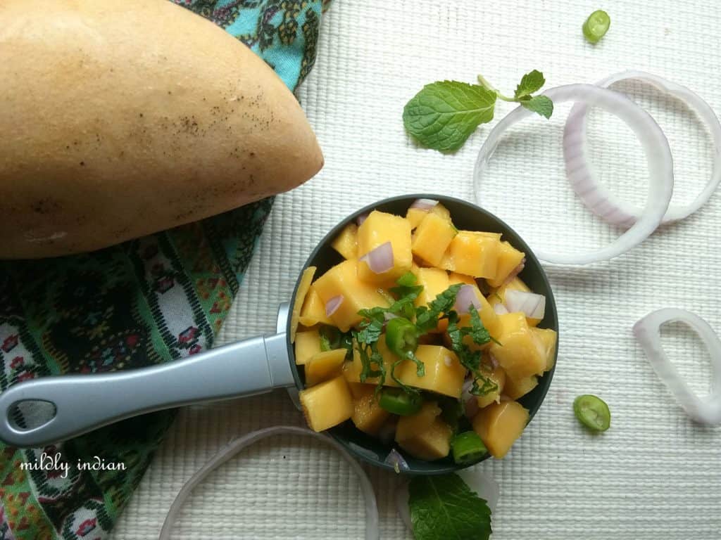 juicy mango salsa for the summers