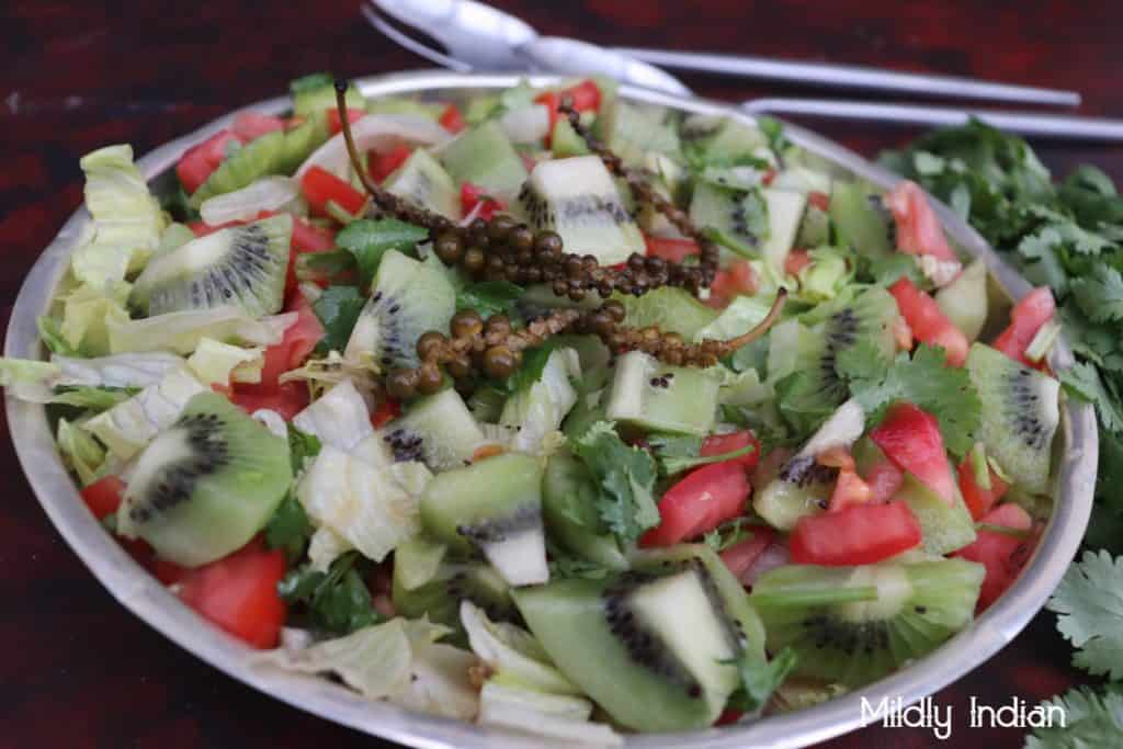 kiwi salad with green peppecorn dressing