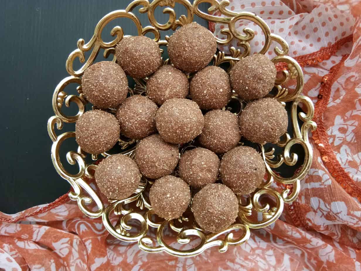 toasted quinoa energy balls with dates