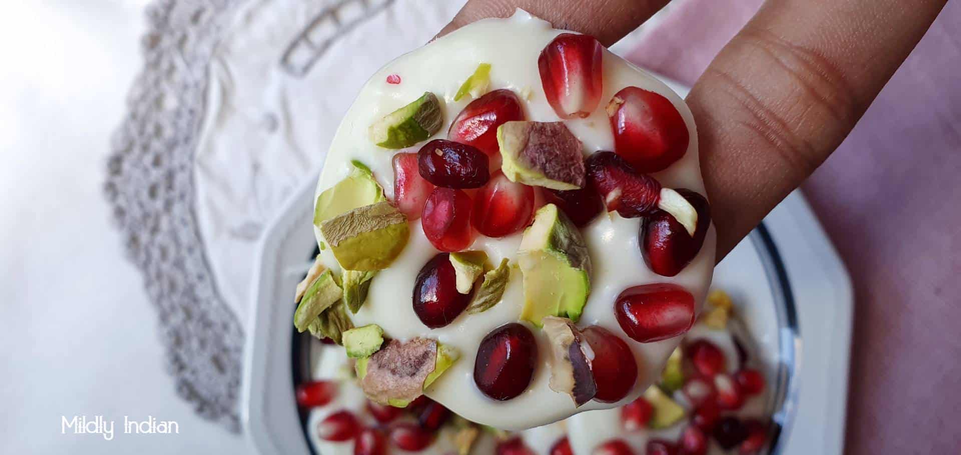 pomegranate pistachio medaalions with white chocolate.